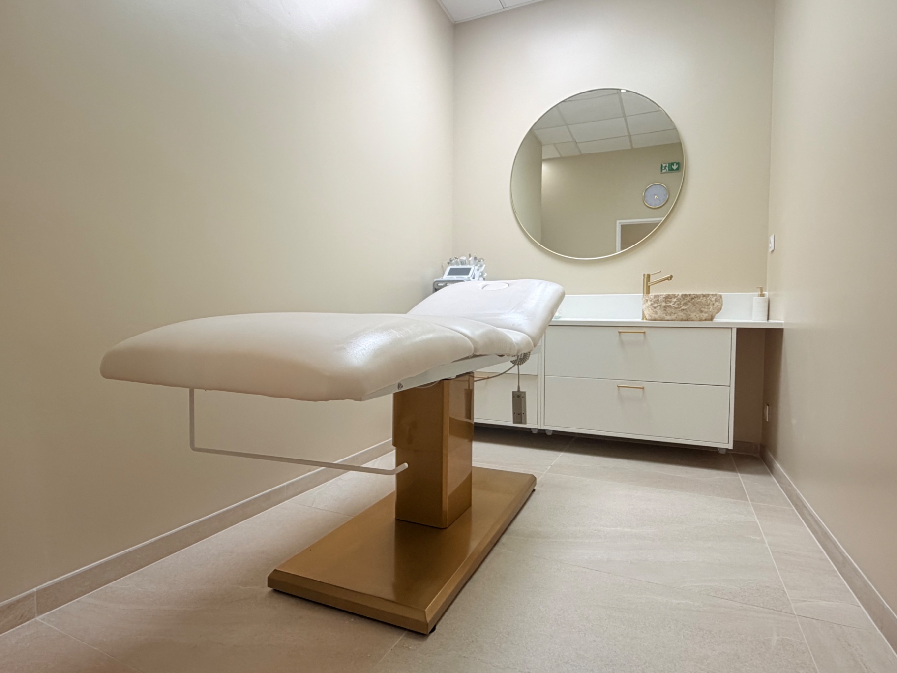 Cabine de soin avec table et miroir rond