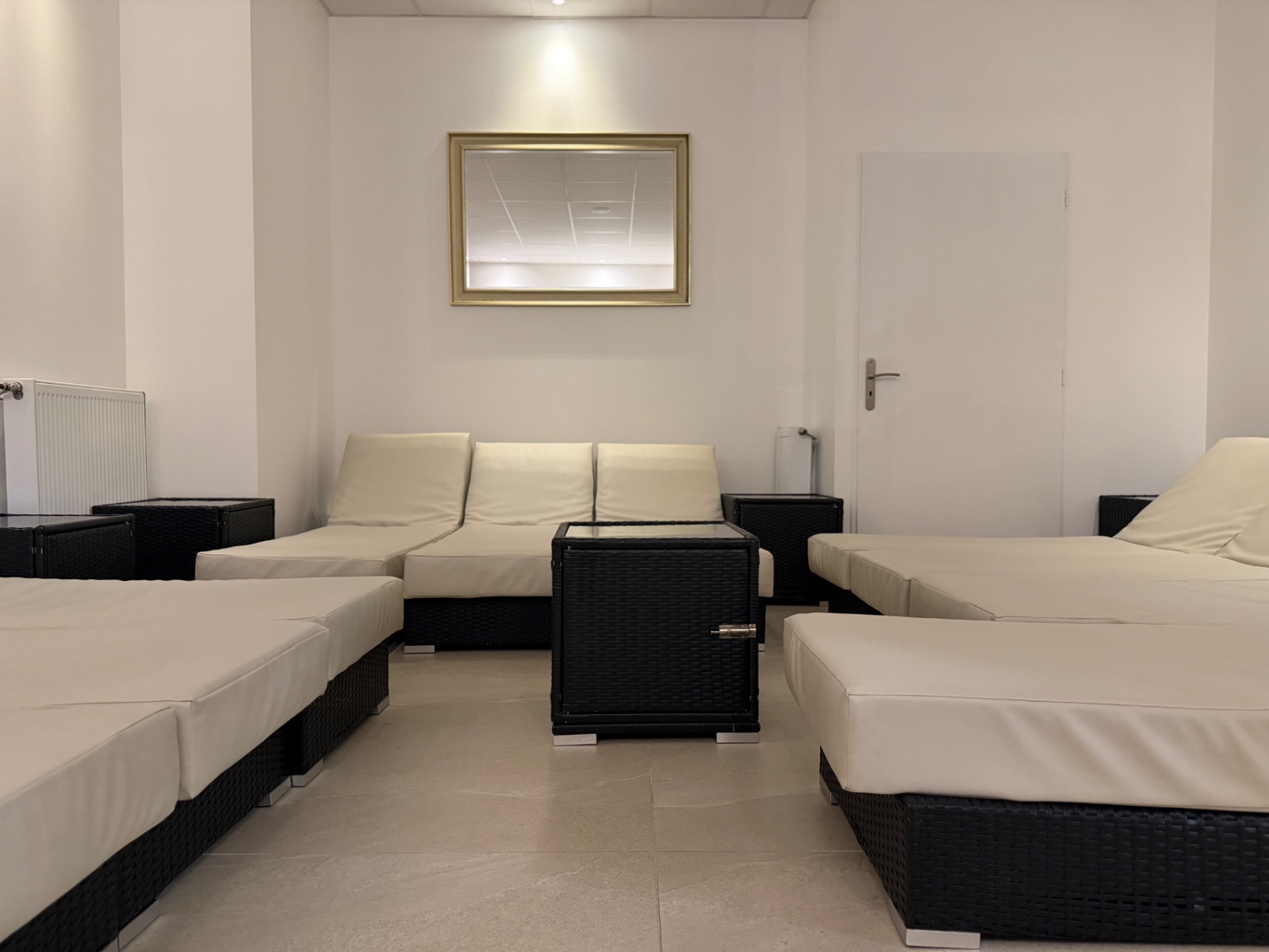 Espace détente avec banquettes ivoire