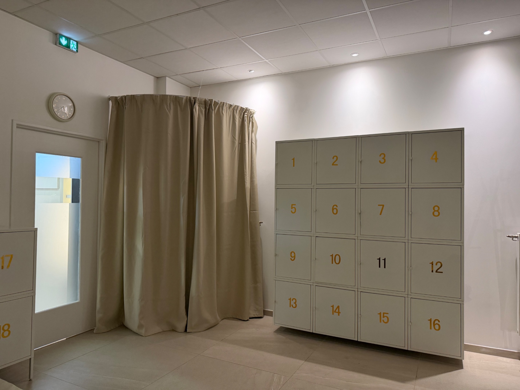 Vestiaire avec casiers et cabine