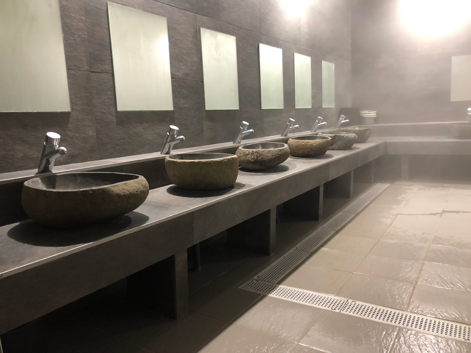 Vasques en pierre naturelle dans la vapeur du hammam