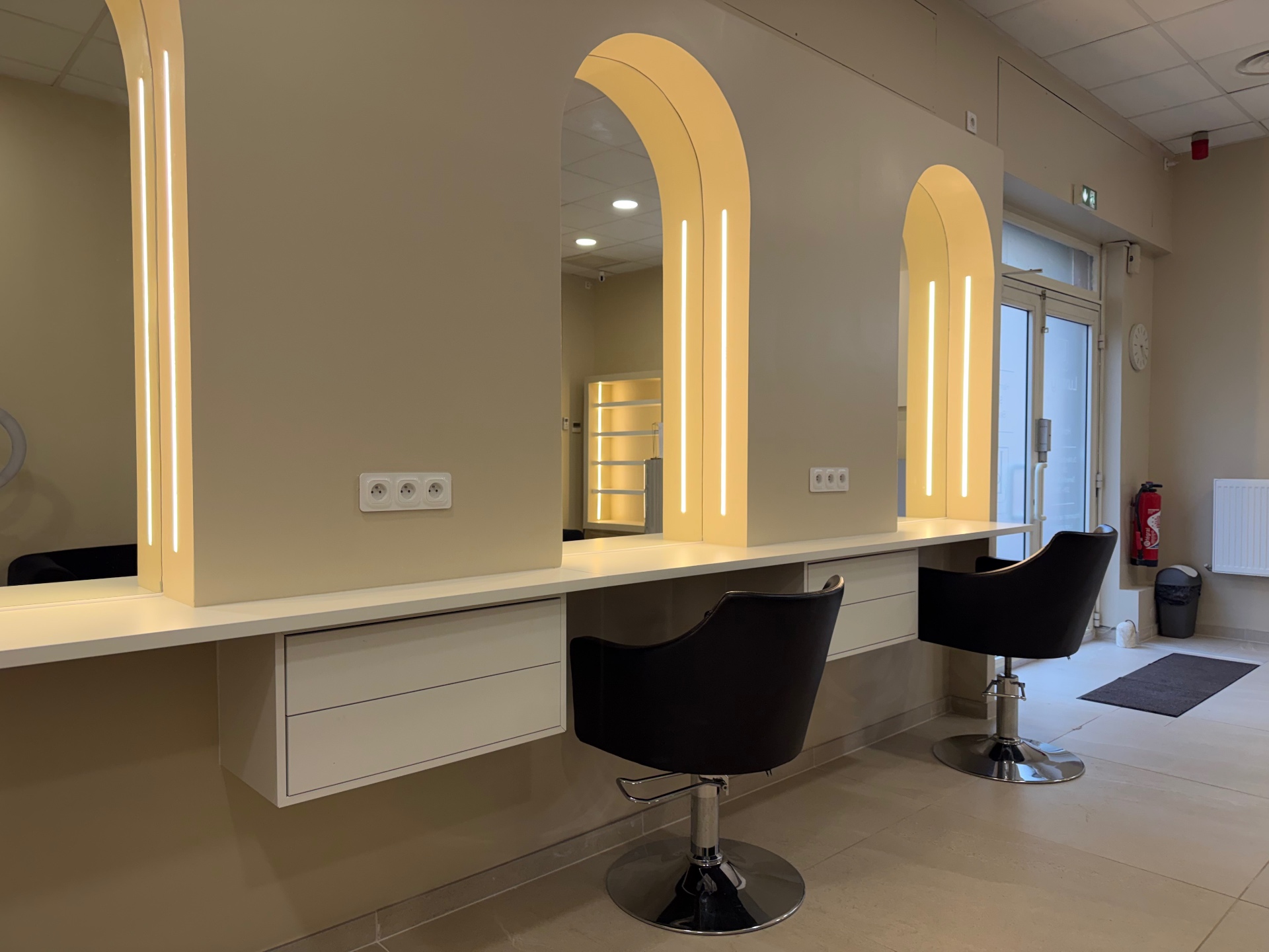 Espace coiffure aux miroirs en arche lumineux