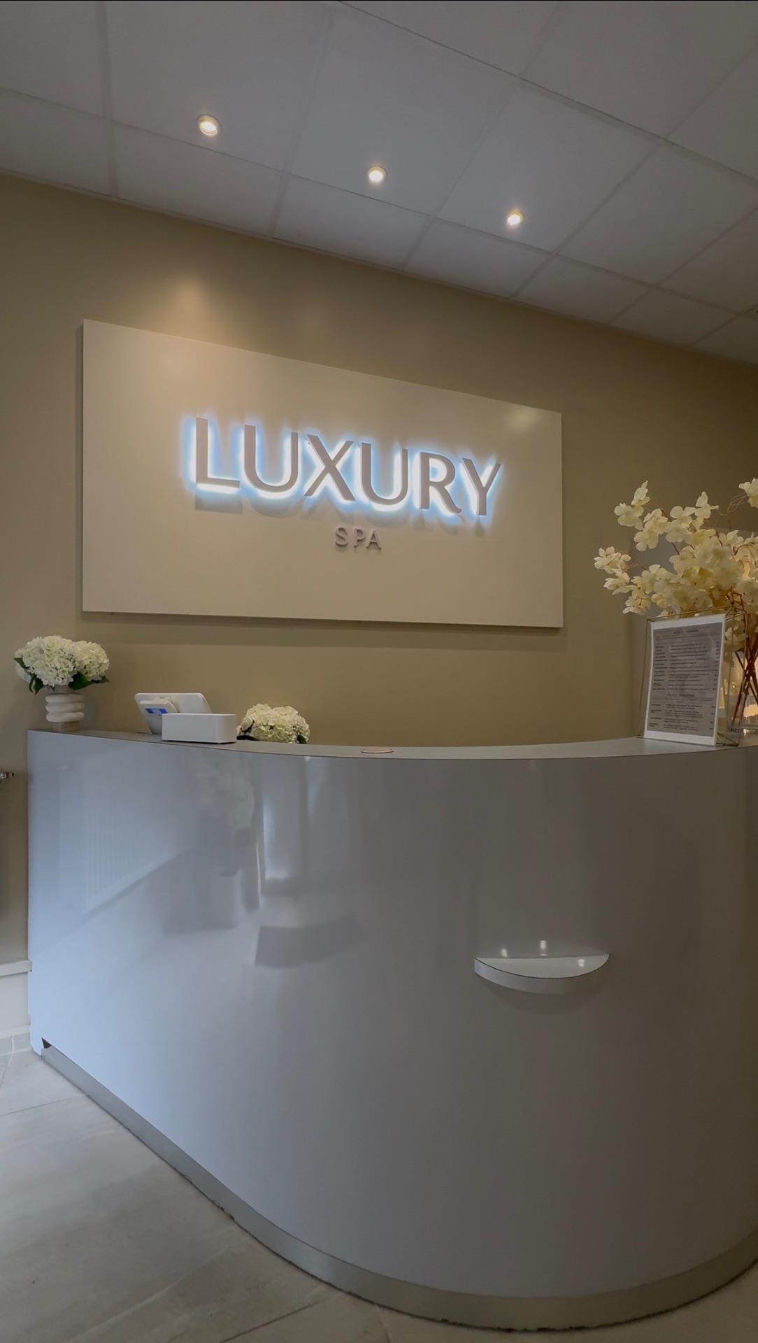 Comptoir d'accueil et enseigne lumineuse Luxury